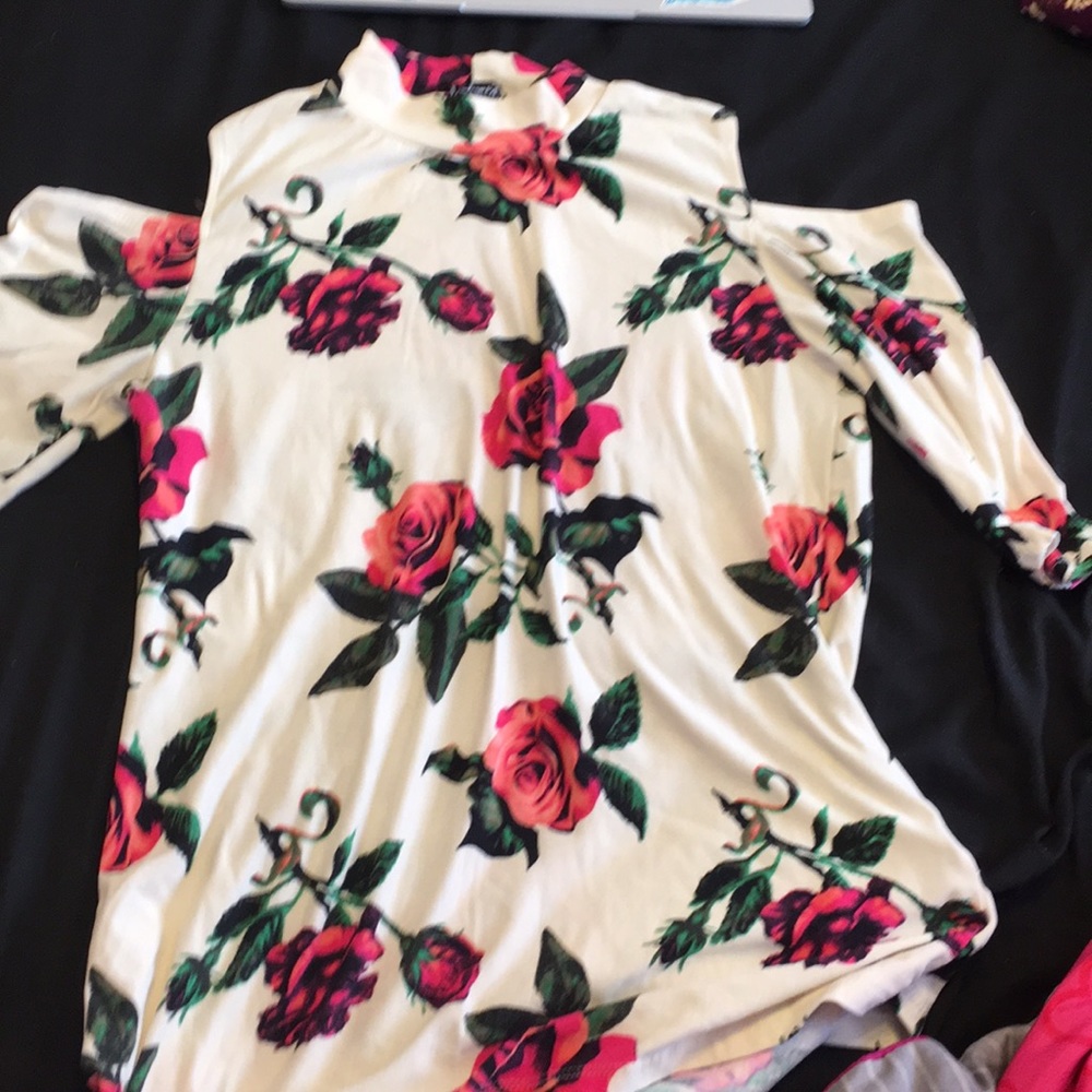 Cold shoulder flower top
